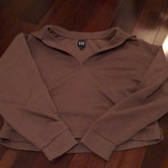Gap size extra small. V-neck sweater slightly cropped purple. Like new. - Picture 1 of 3
